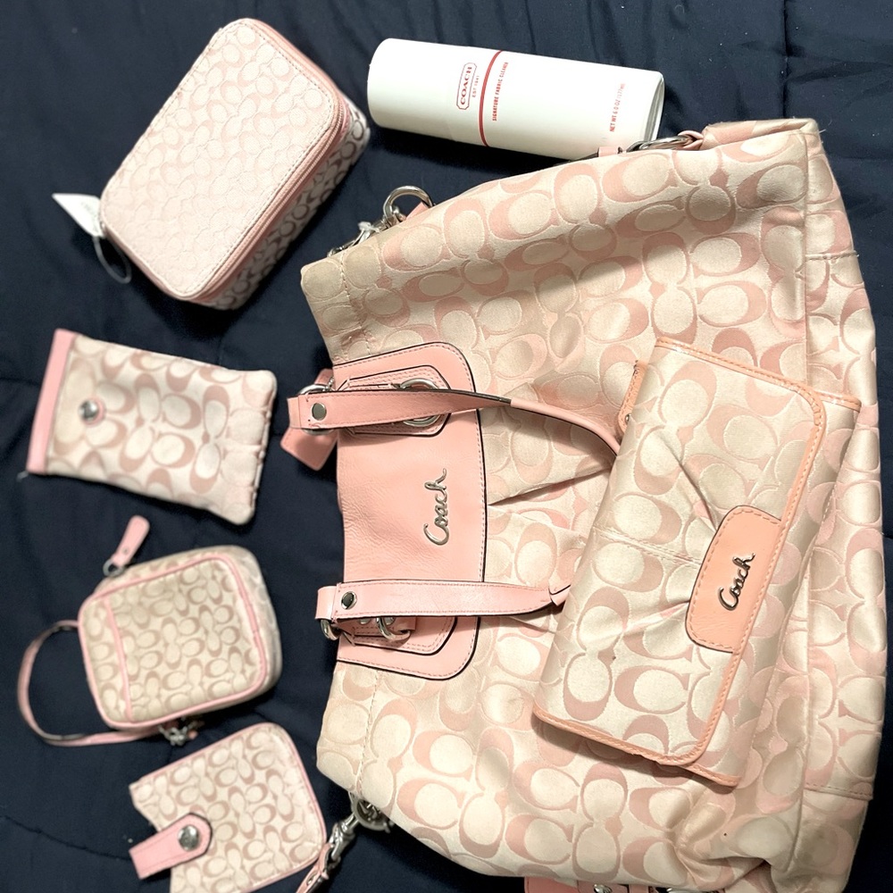 💕🎉.HOST PICK!! 🎉💕 RARE EXCLUSIVE: Full Coach purse set with wallet & mor…